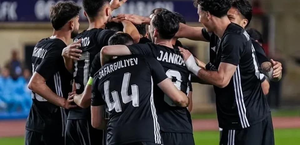 Neftçi Baku futbolçuları qələbə sevincində