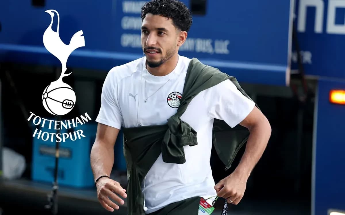 Futbolçu Tottenham Hotspur logolu forma ilə yürüyür