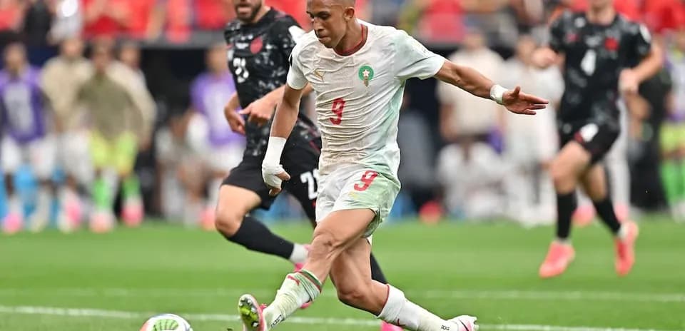 Mərakeş futbolçusu topa vurur
