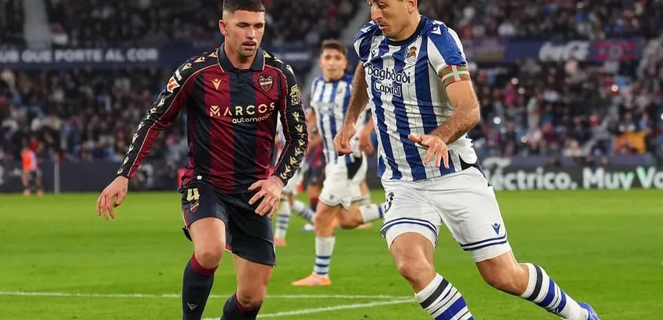 Real Sociedad və Levante futbolçuları mübarizə aparır