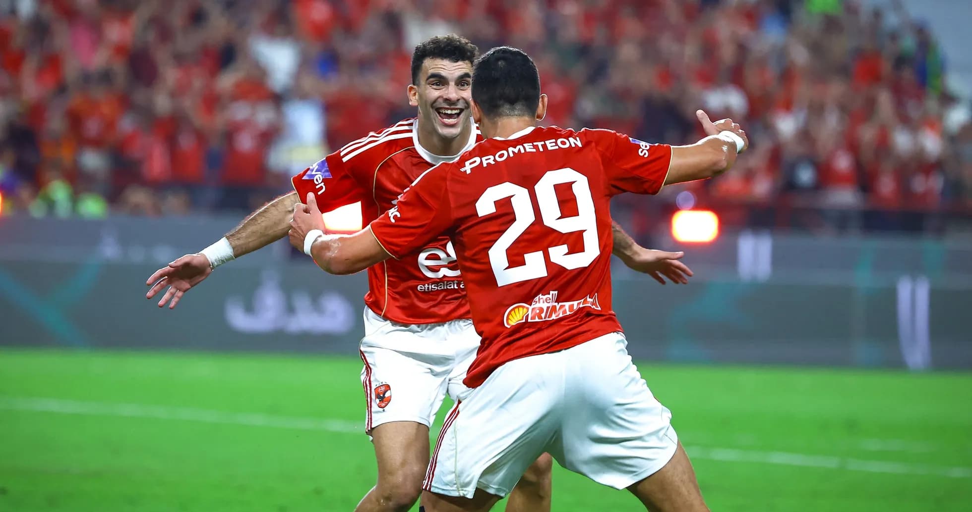 İki futbolçu qollarını qeyd edərək sevinir