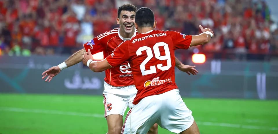 İki futbolçu qollarını qeyd edərək sevinir