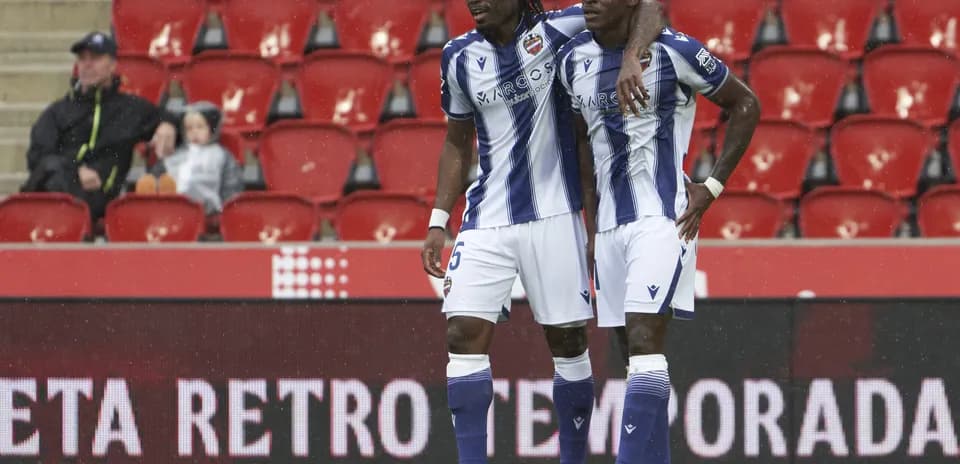 Levante futbolçuları sevinir