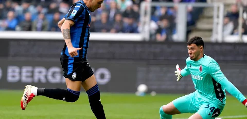Atalanta futbolçusu topu qapıdan keçirir