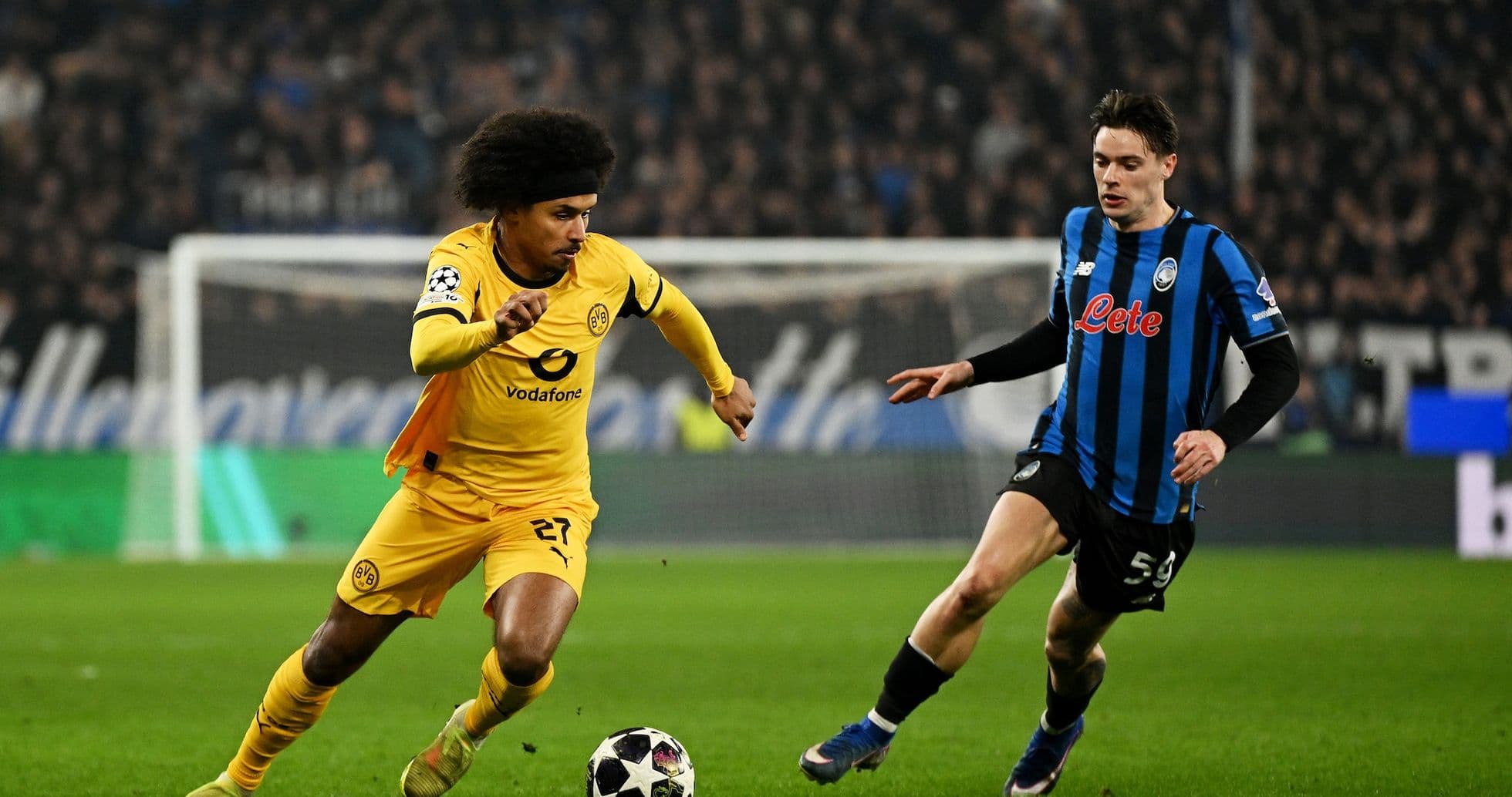 Atalanta və Borussia Dortmund futbolçuları topu mübarizə aparır
