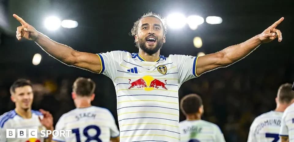 Futbolçu sevinclə qol sevinci yaşayır