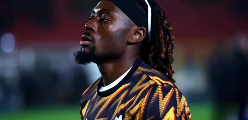 Futbolçu məşq zamanı diqqətlə düşünür