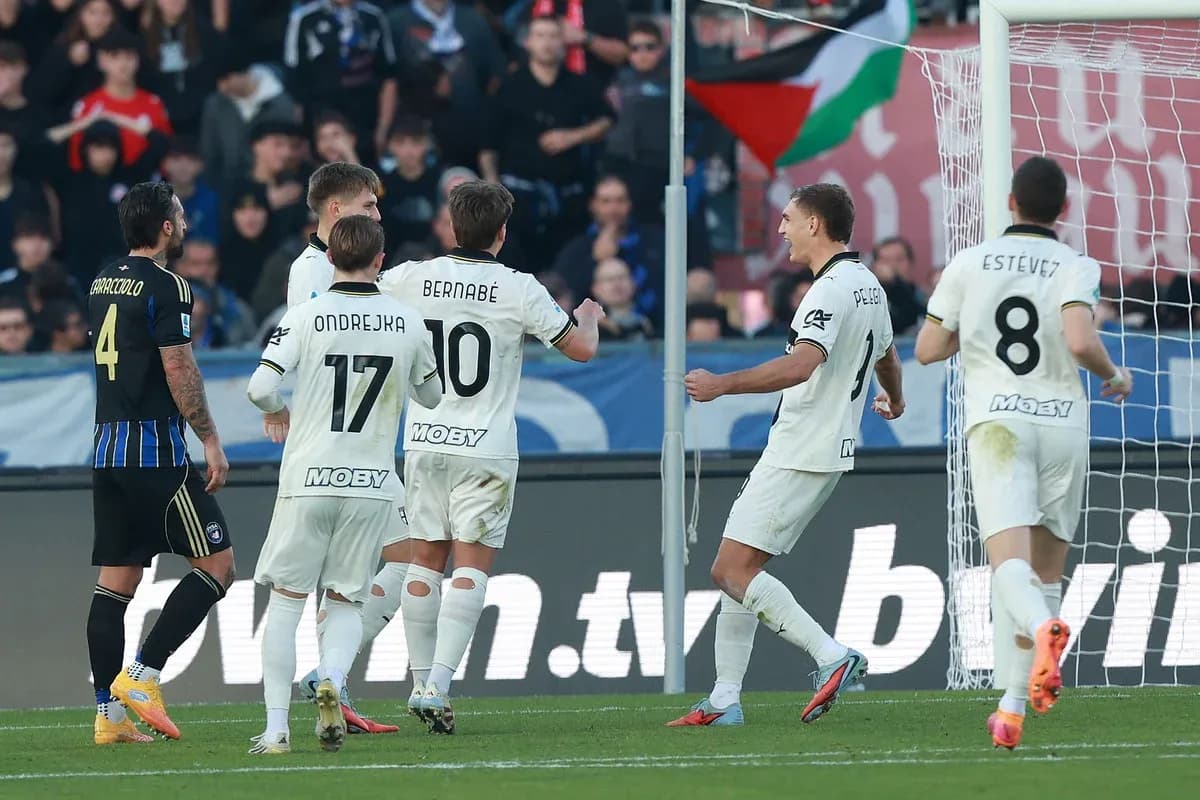 Parma futbolçuları qol sevinci yaşayırlar