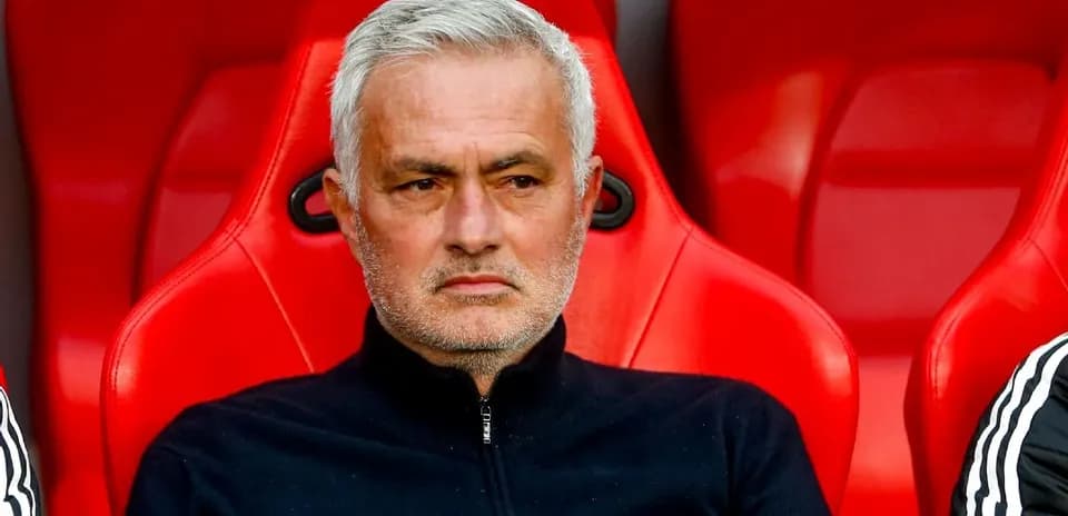 Baş məşqçi oyun zamanı oturmuş vəziyyətdə