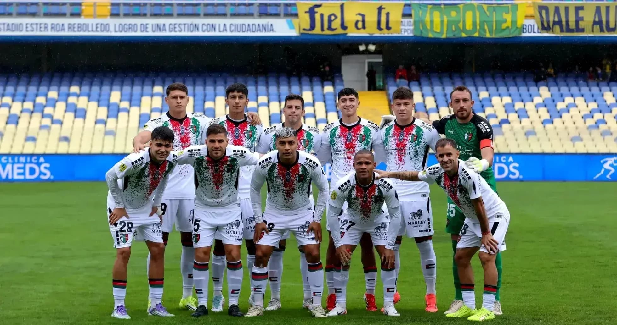 Palestino futbol komandası poz verərkən