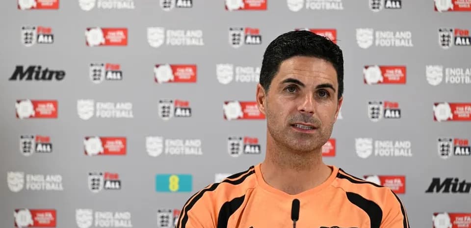 Mikell Arteta speaking at press conference podium