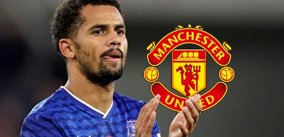 Futbolçu Manchester United logosu arxasında əl çalır