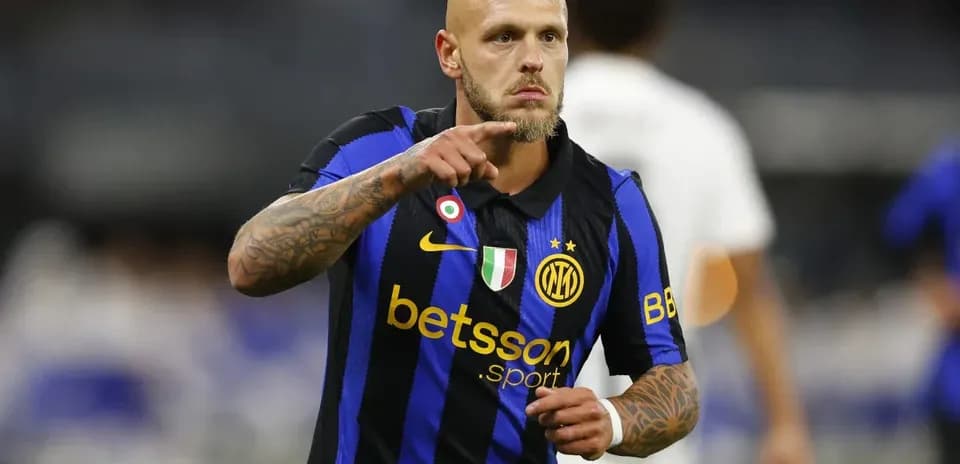 Futbolçu Inter formasında qol sevinci yaşayır
