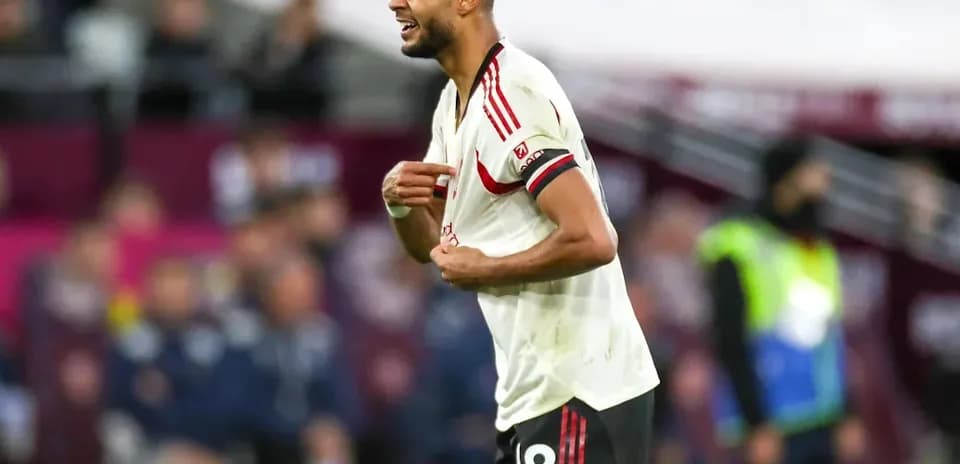 Futbolçu oyun zamanı üzünü tutaraq dayanıb