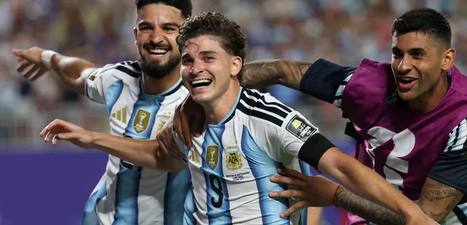 Argentina futbolçuları sevinir