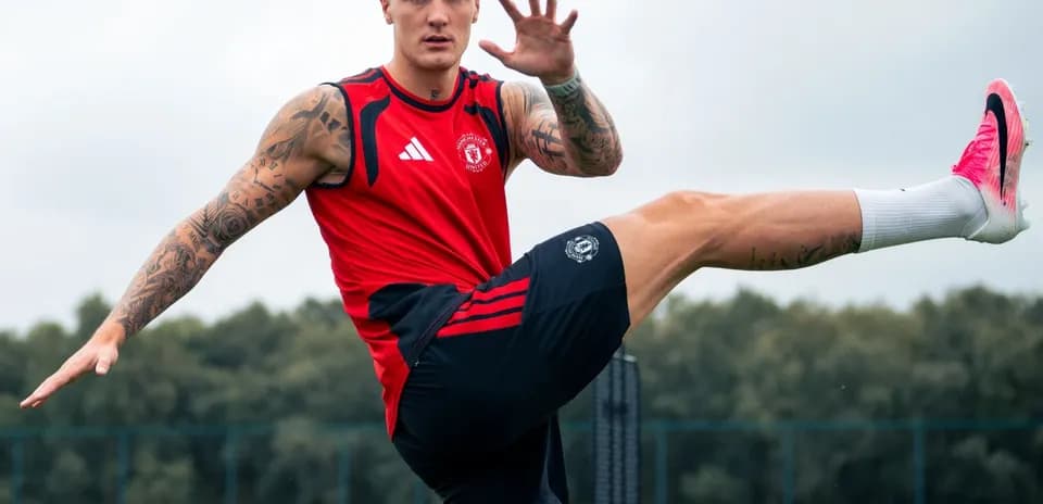 Futbolçu məşq zamanı topa vurmaq üçün hazırlaşır