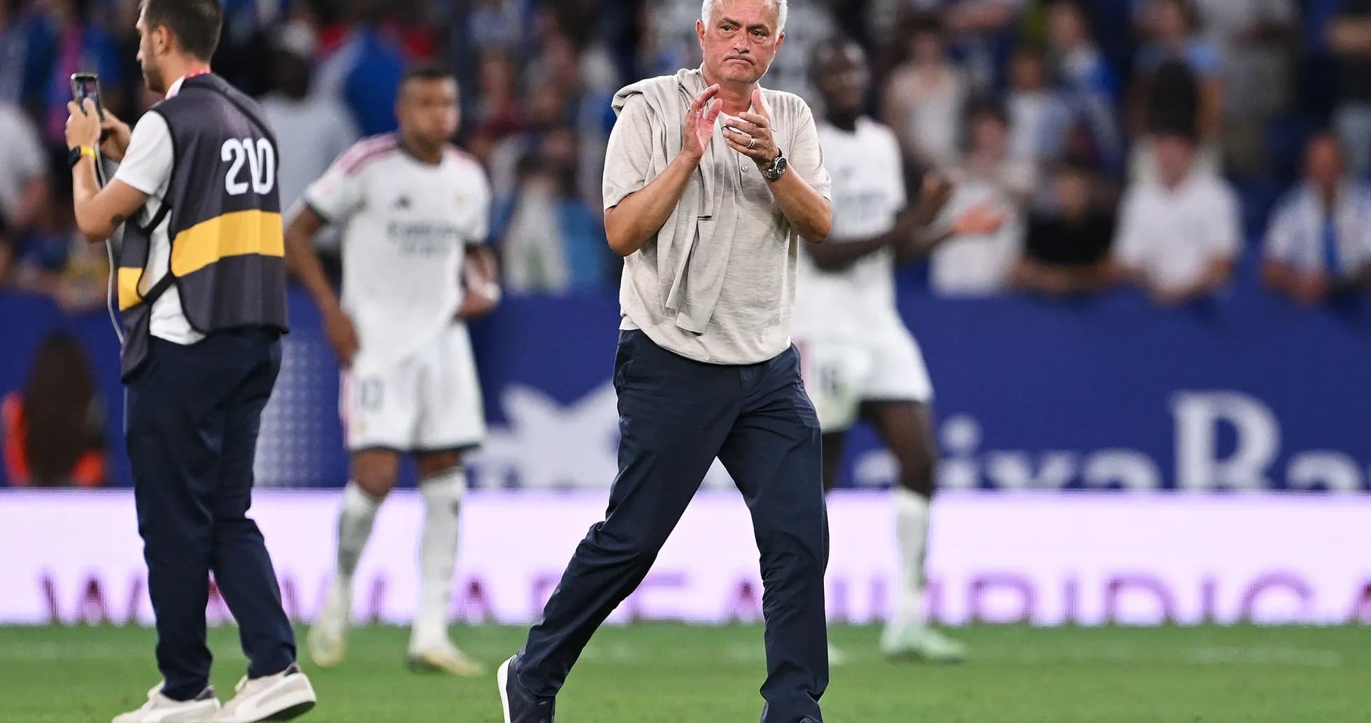 Mourinho applauding players during match celebration
