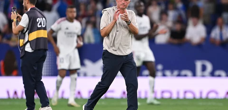 Mourinho applauding players during match celebration