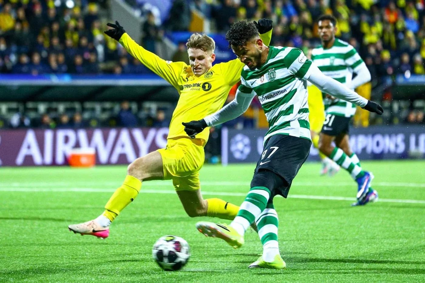 Sporting CP oyunçusu topa zərbə vurur
