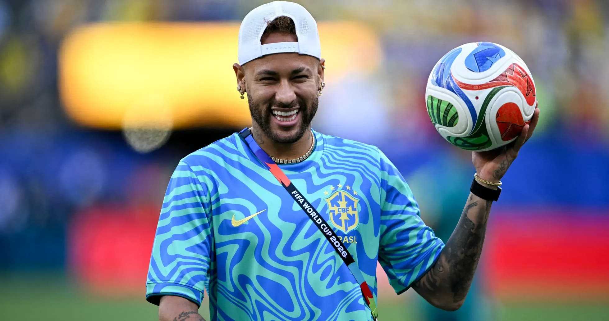 Futbol topu tutan Neymar gülümseyir