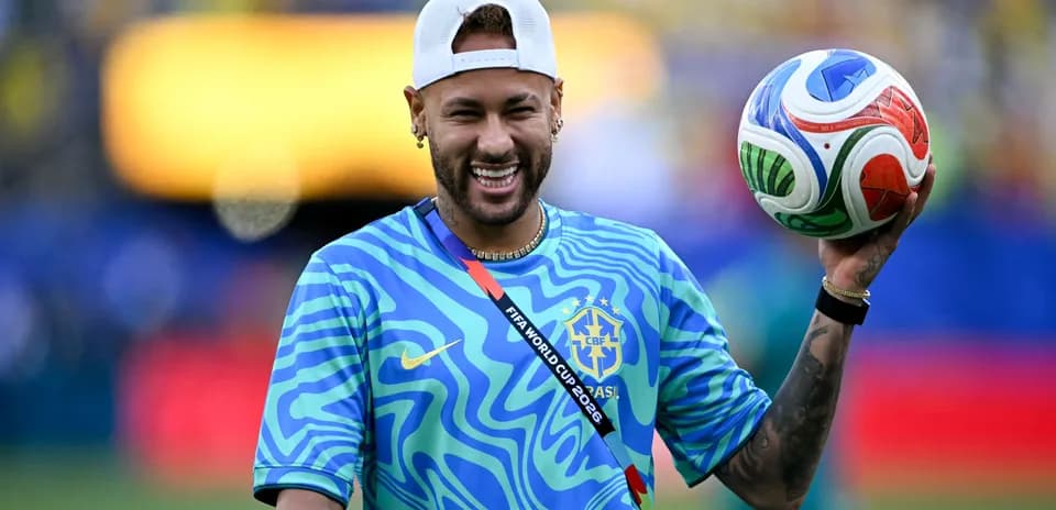 Futbol topu tutan Neymar gülümseyir
