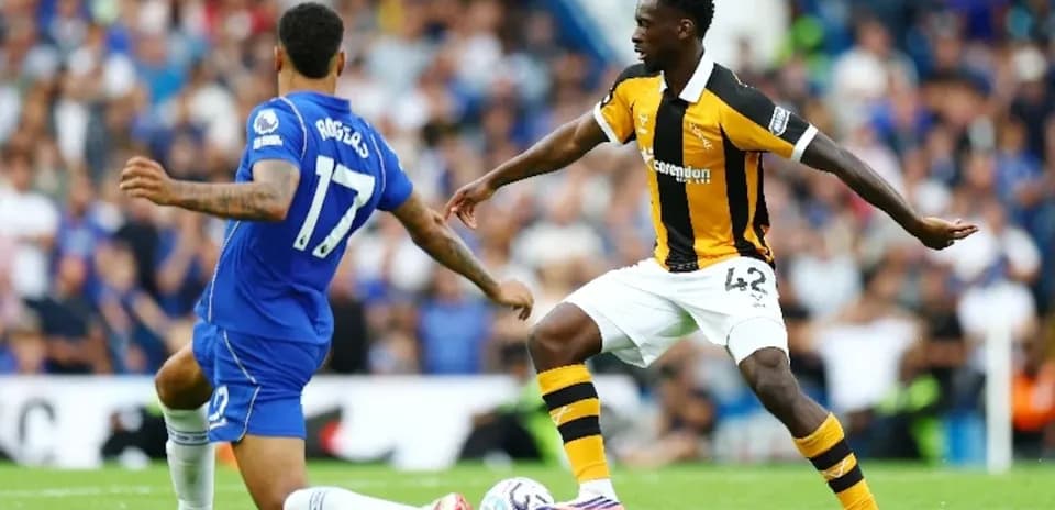 Chelsea və Hull City oyunçuları mübarizə aparır