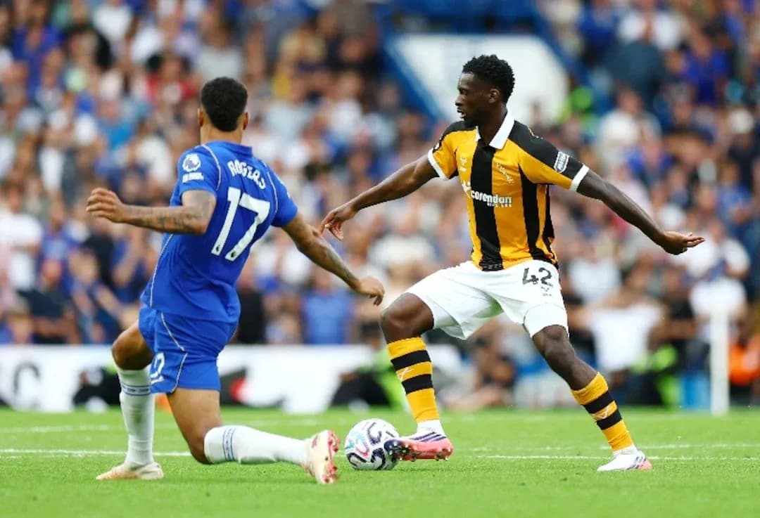 Chelsea və Hull City oyunçuları mübarizə aparır