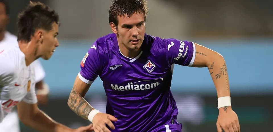 Fiorentina player dribbling past opponent during match