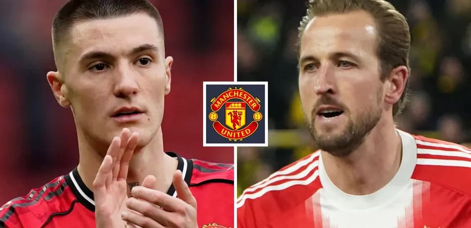 İki futbolçu, Manchester United logosu arasında