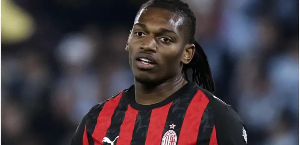 Futbolçu AC Milan formasında sahədə dayanır