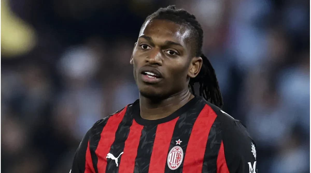 Futbolçu AC Milan formasında sahədə dayanır