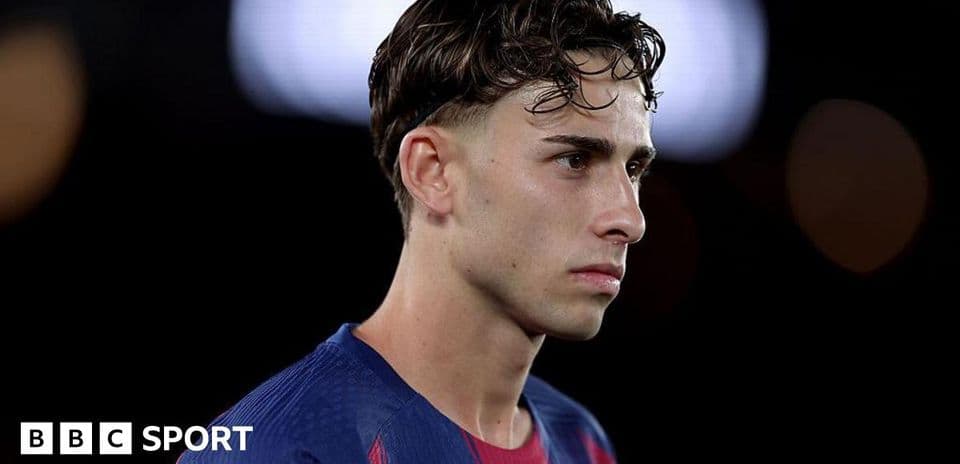 Futbolçu gərgin vəziyyətdə durur, Barcelona forması ilə