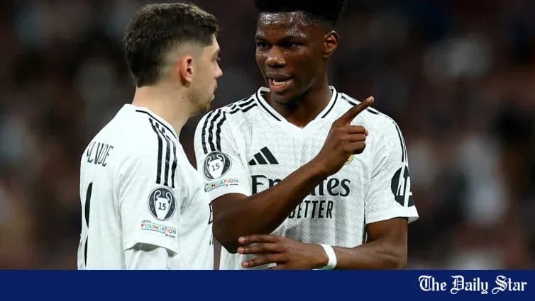 İki futbolçu müzakirə aparır, komanda forması geyinmiş