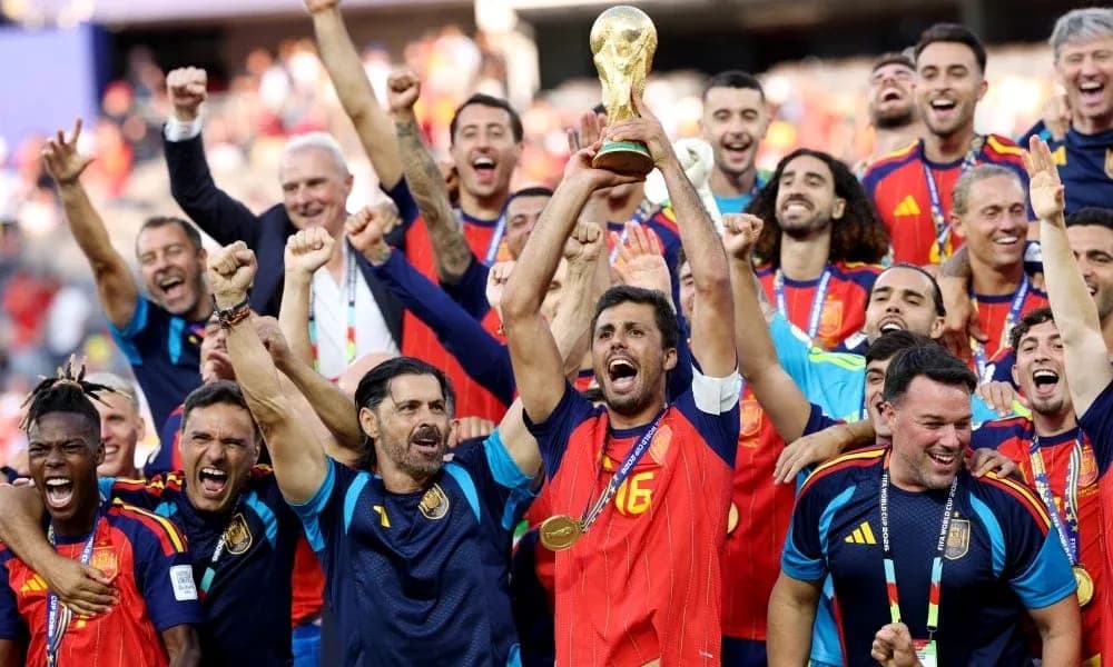 İspaniya futbol komandası dünya kubokunu qaldırır