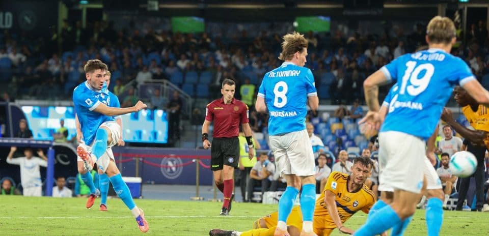 Napoli futbolçusu topa zərbə vurur