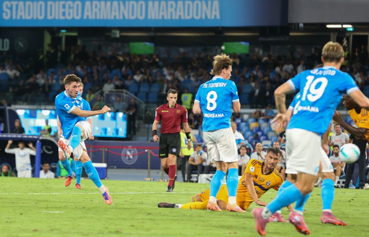 Napoli futbolçusu topa zərbə vurur
