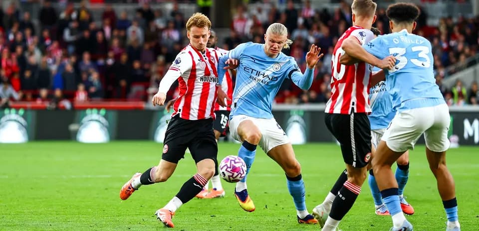 Manchester City və Brentford oyunçuları mübarizə aparır