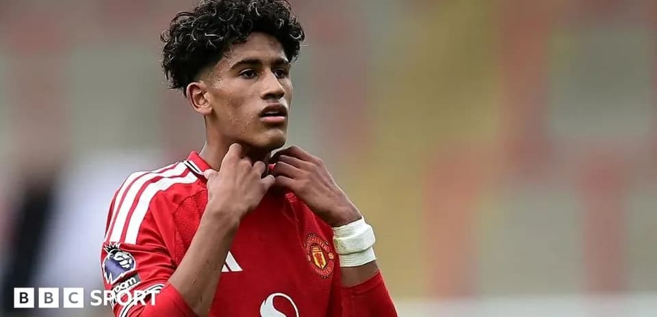 Gənc futbolçu Manchester United formasında