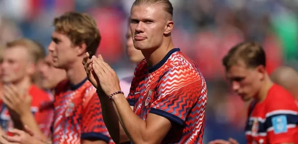 Norway team members applauding on the field