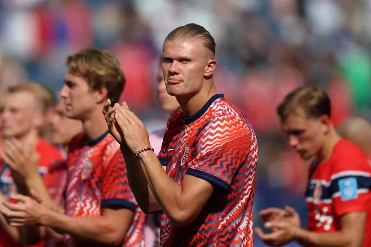 Norway team members applauding on the field