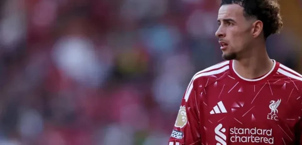 Futbolçu Liverpool forması ilə meydanda durur