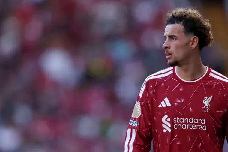 Futbolçu Liverpool forması ilə meydanda durur