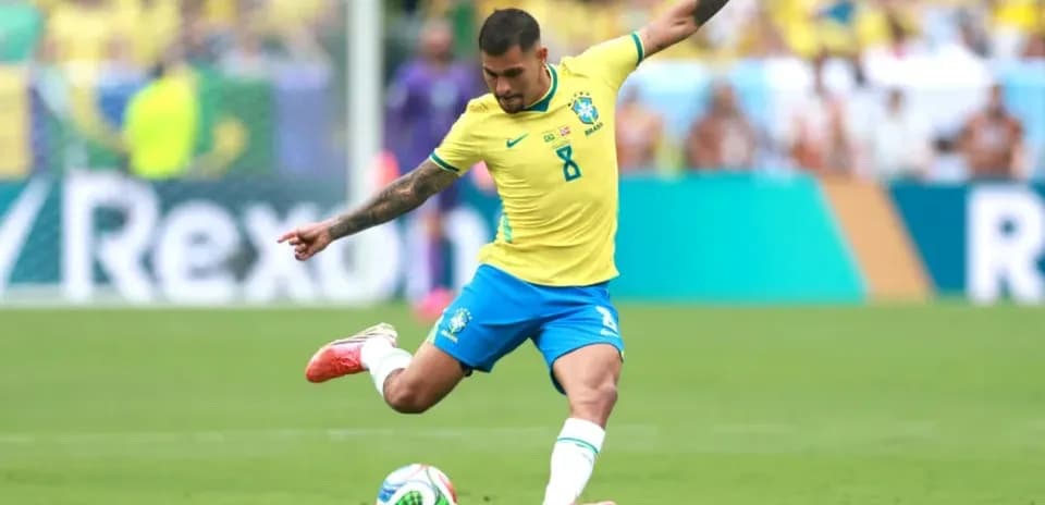 Braziliya oyunçusu topa vurur
