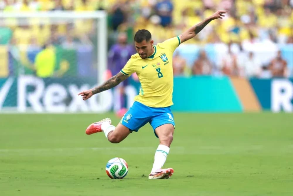 Braziliya oyunçusu topa vurur