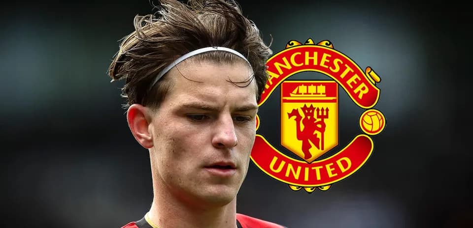 Futbolçu Manchester United loqosunun önündə düşüncəli görünür