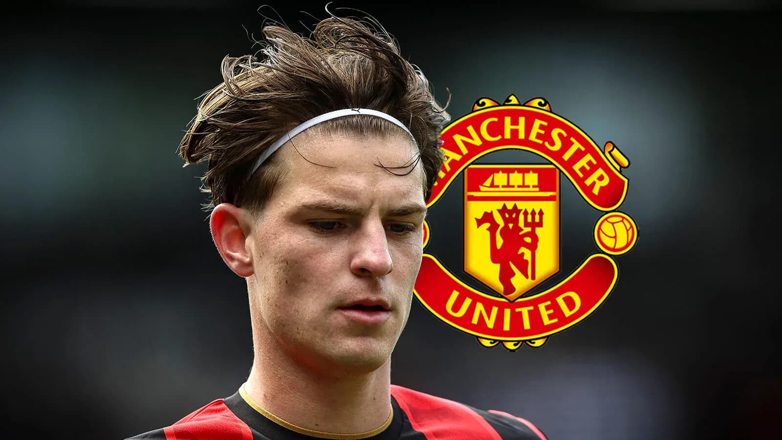 Futbolçu Manchester United loqosunun önündə düşüncəli görünür