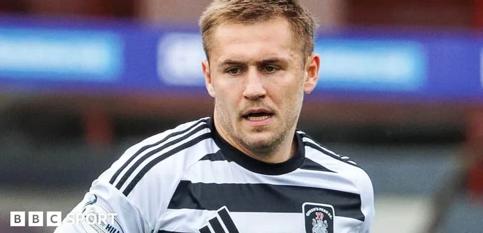 Futbolçu oyun zamanı forma ilə meydanda