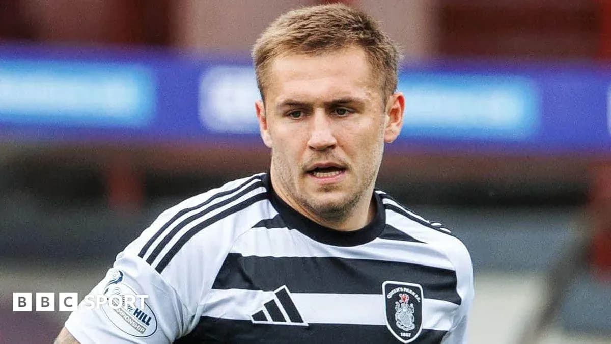 Futbolçu oyun zamanı forma ilə meydanda