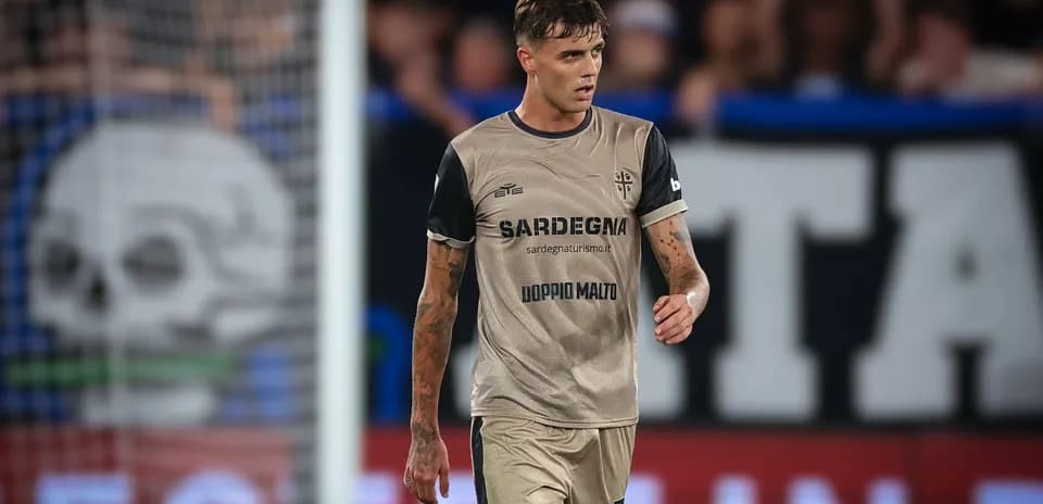 Futbolçu oyunda yürüyərək topa doğru gedir
