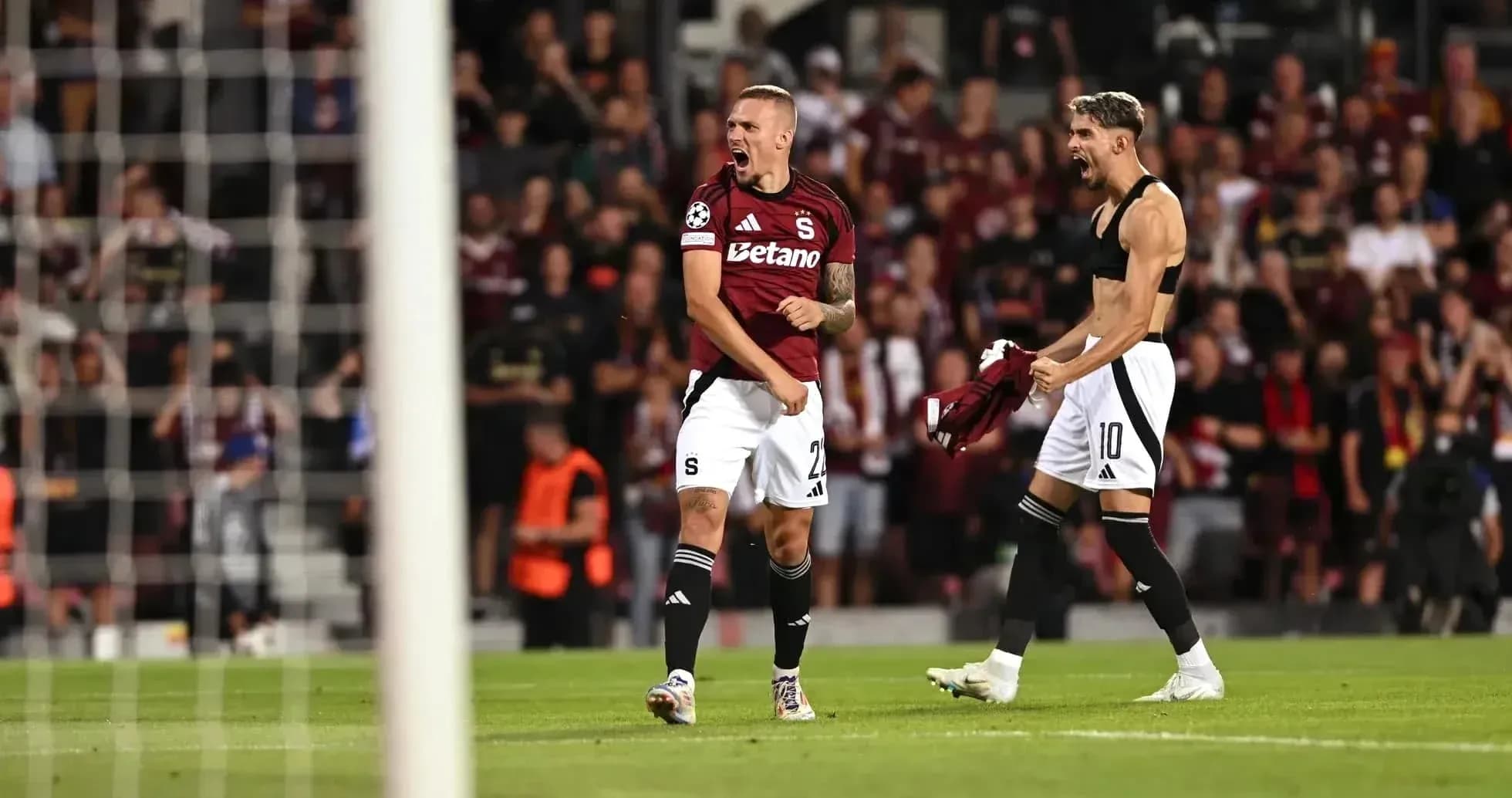Sparta Praha futbolçuları sevinir